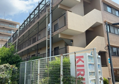 【玄関】 | ライオンズマンション上溝 | 玄関は家の顔でもあり、家族以外の目にも止まる場所です。玄関は外との間を仕切る扉、靴などをしまっておく収納スペース、靴脱ぎのたたきスペース、来客とのやり取りをするドアホンなど複数のアイテムからなります。