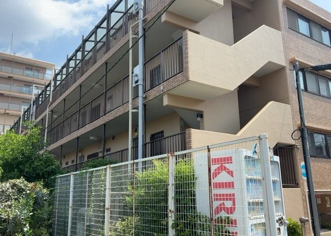 【玄関】 | ライオンズマンション上溝 | 玄関は家の顔でもあり、家族以外の目にも止まる場所です。玄関は外との間を仕切る扉、靴などをしまっておく収納スペース、靴脱ぎのたたきスペース、来客とのやり取りをするドアホンなど複数のアイテムからなります。