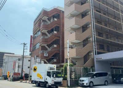 【外観】 | ライオンズマンション上溝 | 外観はマンション管理がされているかの目安になります。築年数が古いと、壁面は劣化してひび割れが生じることも！建物が古びていても細かいところが修繕されていると、きちんと管理されているなぁと感じるでしょう。