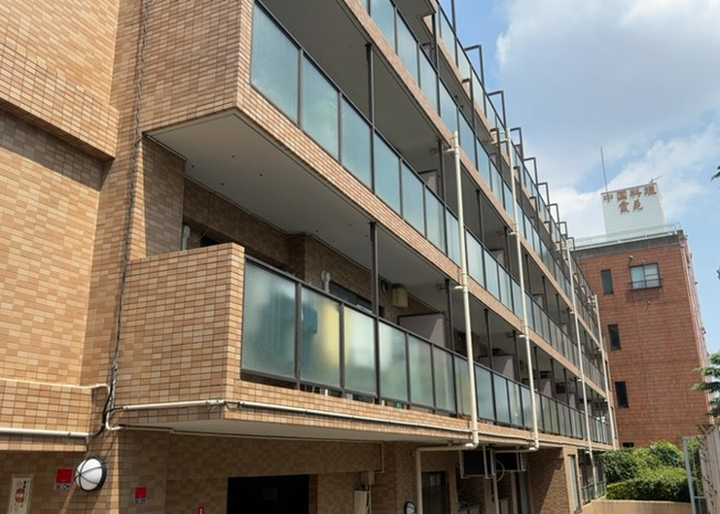 【バルコニー】 | ライオンズマンション上溝 | 一般的なバルコニーは、奥行1.5ｍ程ですが、ワイルドバルコニーは2ｍまで広がっています。そのため洗濯物の間隔をあけ干すことができ、乾きやすいというメリットや、ガーデニングが楽しめる等の特徴があります。