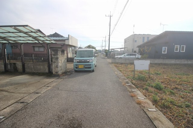 小山市出井の前面道路含む現地写真|北東側道路（2025年11月撮影）