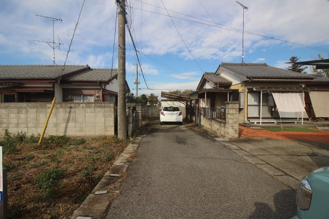 小山市出井の前面道路含む現地写真|北東側道路（2025年11月撮影）