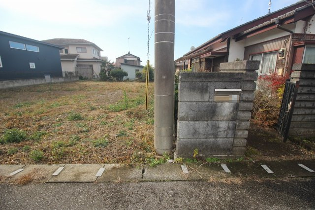 小山市出井の外観|北西側との境界部分（2025年11月撮影）