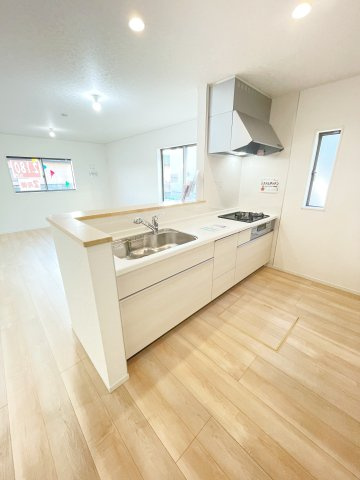 新築戸建・建売　足利市福富町第4　CRADLE GARDEN　全4棟のキッチン|カウンター越しに会話が弾む、家族とのつながりを感じられる対面キッチンです！