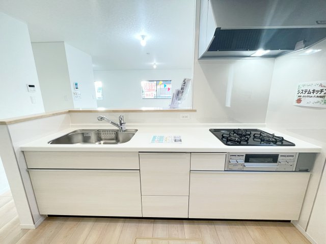 新築戸建・建売　足利市福富町第4　CRADLE GARDEN　全4棟のキッチン|3口コンロなのでご飯を作りながらお弁当のおかずも作れて便利！