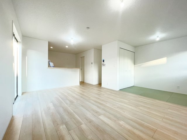 新築戸建・建売　足利市福富町第4　CRADLE GARDEN　全4棟の居間・リビング|白を基調とした内装は空間を広く見せナチュラルで洗練された印象を与えます♪