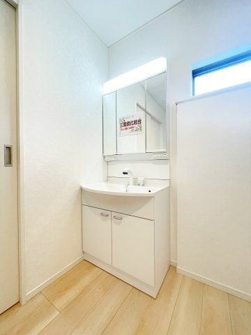新築戸建・建売　足利市福富町第4　CRADLE GARDEN　全4棟の独立洗面台|三面鏡タイプの独立洗面台で、身だしなみチェックも収納力も◎洗面まわりもすっきり清潔に保てます！