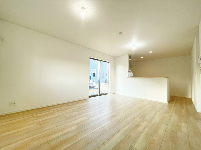 新築戸建・建売　足利市福富町第4　CRADLE GARDEN　全4棟の居間・リビング|ダイニングには大きな窓があり明るい陽射しが差し込む開放的で心地よい空間です！