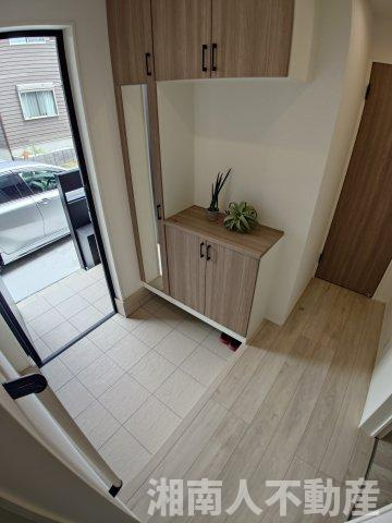 茅ヶ崎市松が丘1丁目　新築戸建の玄関|収納もある玄関です