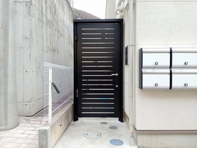 川崎市麻生区細山１丁目のアパートのエントランス