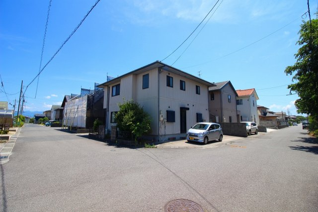 両三柳H14中古戸建の前面道路含む現地写真|前道幅員約6ｍの道路の角地になります。