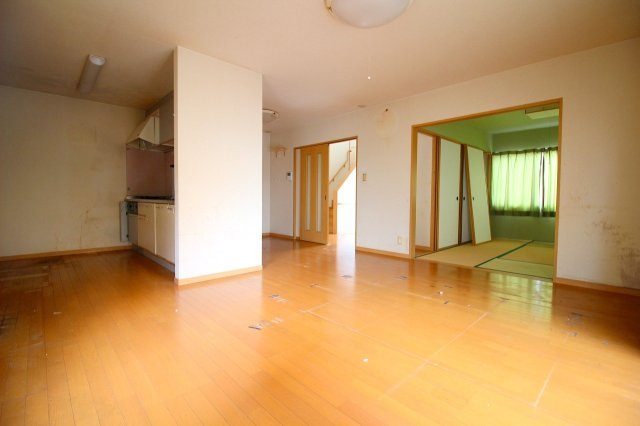 両三柳H14中古戸建の居間・リビング|約17.5帖のリビングダイニングスペースになります。隣の和室を合わせて使用したら約23.5帖の空間になります。