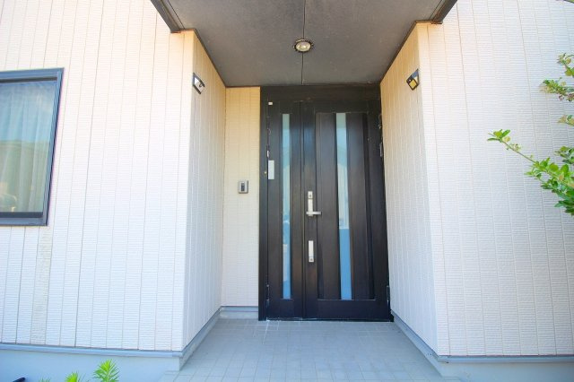 両三柳H14中古戸建の玄関|１P入った玄関になり、入室退室時に雨風をしのげます。