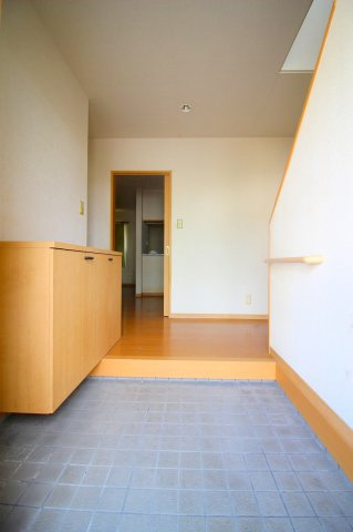 両三柳H14中古戸建の玄関|下駄箱付きの玄関になります。玄関は開口部が広い親子扉になります。