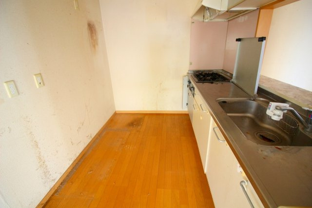 両三柳H14中古戸建のキッチン|キッチン裏スペースもしっかりあり、食器棚やカップボード等を設置可能なスぺ―スがあります。