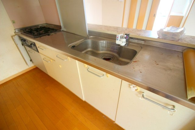 両三柳H14中古戸建のキッチン|ガスコンロ内蔵のシステムキッチンになります。現在、LPガス仕様のガスコンロになります。