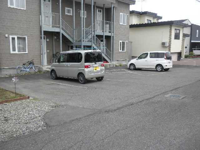 メゾンプリモの駐車場