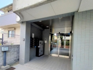 メゾンラフィーネのエントランス