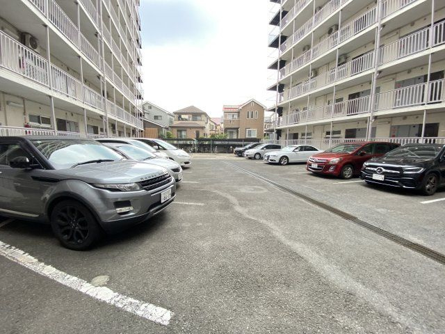 浅間台ハイホームの駐車場