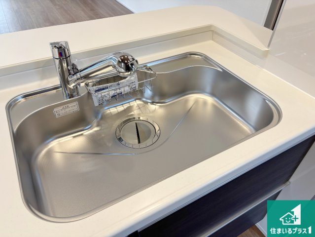 葛城市林堂　新築一戸建ての独立洗面台|清潔感のある洗面台です。フラットな鏡は掃除がしやすく毎日清潔！ホースは引き出して使えるので洗顔やお掃除の際に便利です！