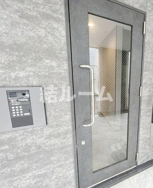 足立区中央本町３丁目の賃貸マンションのエントランス