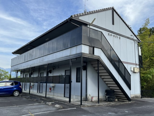 エルメゾンⅡの外観|玄関前に目隠しがあります