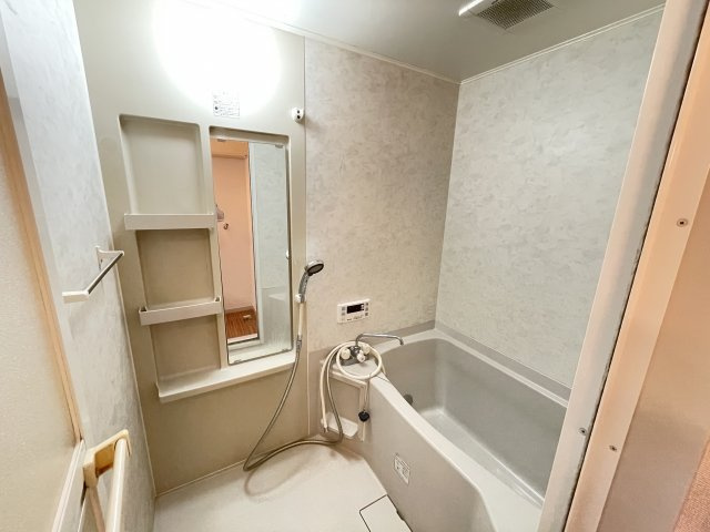 エルメゾンⅡの浴室|埋め込み棚にボトルを並べられます