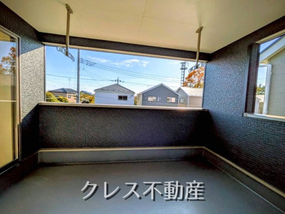 【バルコニー】 | 飯田グループ販売戸数全国7位の現地販売会社です【さいたま市西区飯田新田６１４付近】 | インナーバルコニーで突然の雨にも安心です♪
バルコニ―には、2つの部屋から出入り出来ます。
現地（2025年11月）撮影