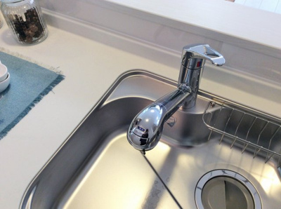 【設備】 | 飯田グループ販売戸数全国7位の現地販売会社です【さいたま市西区飯田新田６１４付近】 | 浄水器一体型蛇口はボタン一つで浄水／原水を切り替え可能
シンクは静音素材で水の音が静かです