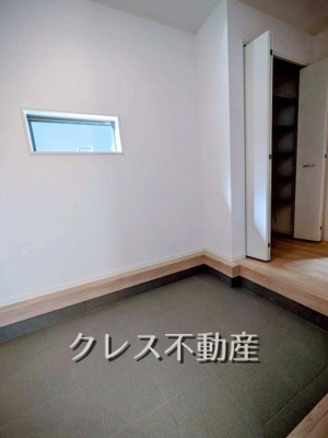 【玄関】 | 飯田グループ販売戸数全国7位・アーネストワン販売戸数全国1位！クレス不動産には実績があります！【さいたま市西区飯田新田】 | 広いシューズクローク！ベビーカーやアウトドア用品も収納出来ます。
室内（2025年11月）撮影