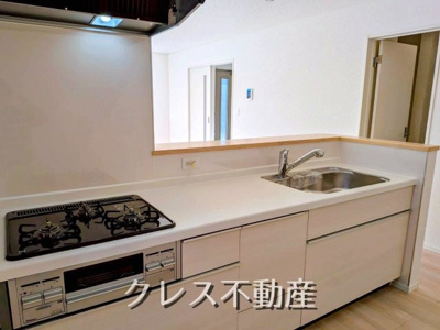 【キッチン】 | 飯田グループ販売戸数全国7位・アーネストワン販売戸数全国1位！クレス不動産には実績があります！【さいたま市西区飯田新田】 | ご家族の会話がはずむカウンターキッチン設置。
効率よくお料理が作れる３口コンロです。出し入れしやすい大型スライド収納。
室内（2025年11月）撮影