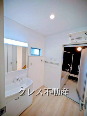 【独立洗面台】 | 飯田グループ販売戸数全国7位の現地販売会社です【さいたま市西区飯田新田６１４付近】 | シャワードレッサー付き洗面台は身支度にも嬉しい三面鏡仕様。
室内（2025年11月）撮影