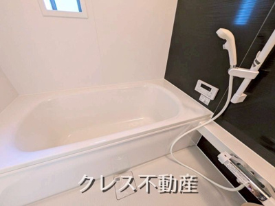 【浴室】 | 飯田グループ販売戸数全国7位・アーネストワン販売戸数全国1位！クレス不動産には実績があります！【さいたま市西区飯田新田】 | 足がしっかりと伸ばせる、一日の疲れを癒す快適な空間♪
浴室乾燥・魔法瓶浴槽・カラリ床・エアインシャワー・自動追い炊き／湯張り、暖房、涼風など機能充実♪
室内（2025年11月）撮影