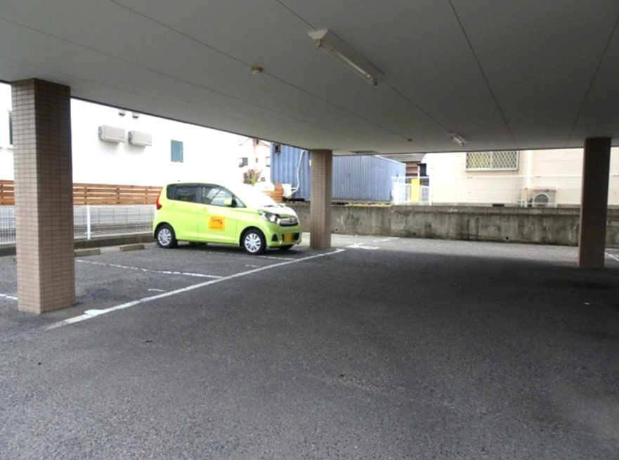 ブリーズKの駐車場