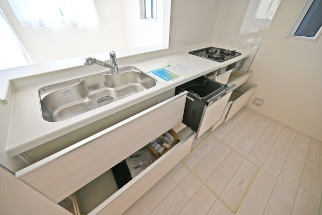 ブルーミングガーデン安倉中4丁目新築一戸建て│3LDK+駐車1台可のキッチン|ワークトップは十分な広さがあるW2550タイプ。調理台下いっぱいに収納を設け、包丁のホルダーや調味料専用の引き出しも備えています。本分譲地は食洗機が標準装備されています。