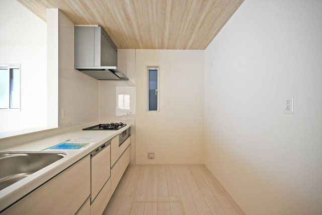 ブルーミングガーデン安倉中4丁目新築一戸建て│3LDK+駐車1台可のキッチン|キッチン後ろのスペースも広く、ご入居後に設置するカップボードの幅も広がります。特にLDKが広い住宅の場合はカップボードなどのメインインテリアを大きくするとバランスが良くなります。