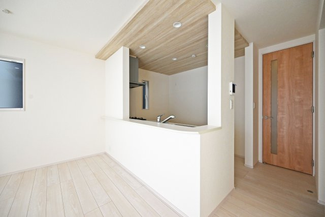 ブルーミングガーデン安倉中4丁目新築一戸建て│3LDK+駐車1台可のキッチン|キッチン上部は折下天井を採用でデザイン性を向上させています。ダウンライトを4基採用し、作業性を確保。