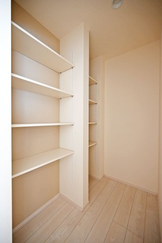 ブルーミングガーデン安倉中4丁目新築一戸建て│3LDK+駐車1台可のキッチン|キッチン横には可動式棚収納が設けられています。日用品や掃除用品等幅広く収納して頂けます。