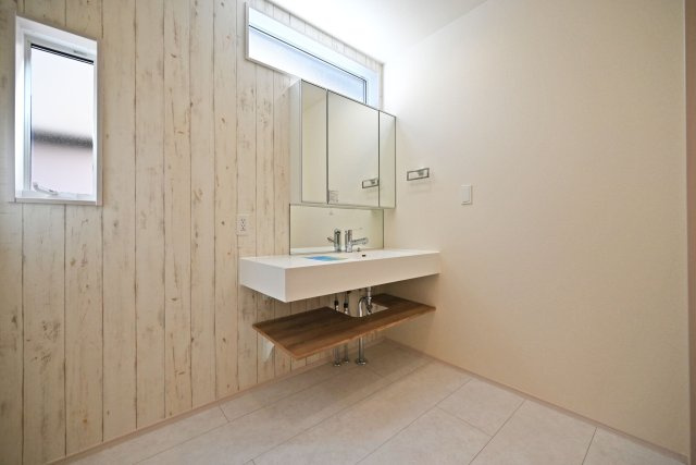 ブルーミングガーデン安倉中4丁目新築一戸建て│3LDK+駐車1台可の独立洗面台|キャビネット内には散らかりがちな化粧品や小物類をしまっておけるので、生活感が出にくくスタイリッシュな空間を保てます。