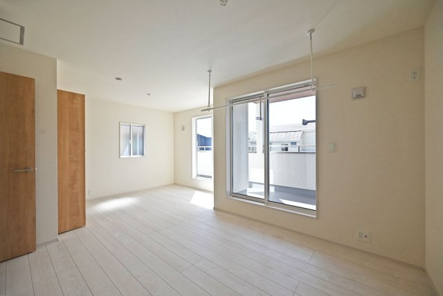 ブルーミングガーデン安倉中4丁目新築一戸建て│3LDK+駐車1台可の洋室|2階主寝室想定のお部屋は将来的に二部屋に分けることが可能です。 上部には室内物干し竿が設置されています。 天候に左右されずに洗濯物を干すことが可能です。