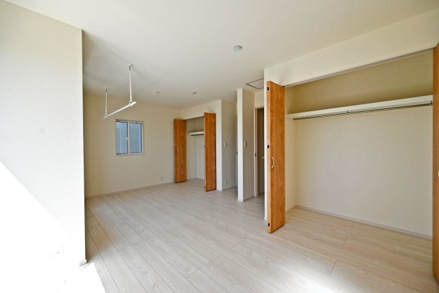 ブルーミングガーデン安倉中4丁目新築一戸建て│3LDK+駐車1台可の洋室|-主寝室(2F)- 収納庫内には枕棚とハンガーレールを配置しています。