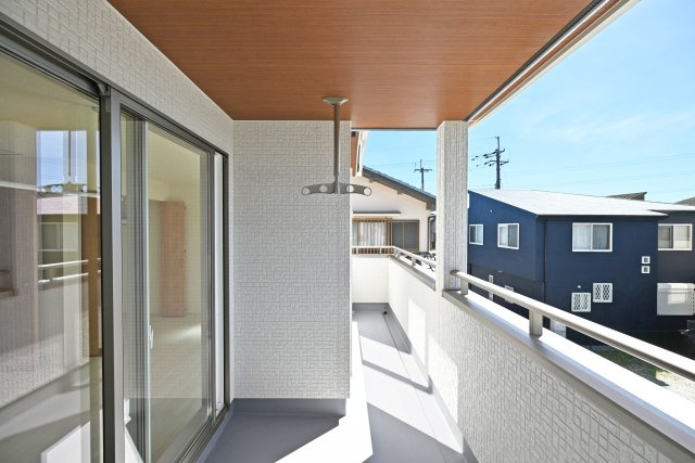 ブルーミングガーデン安倉中4丁目新築一戸建て│3LDK+駐車1台可のバルコニー|2階主寝室側に面したインナーバルコニーです。標準で物干し金具が設置されています。