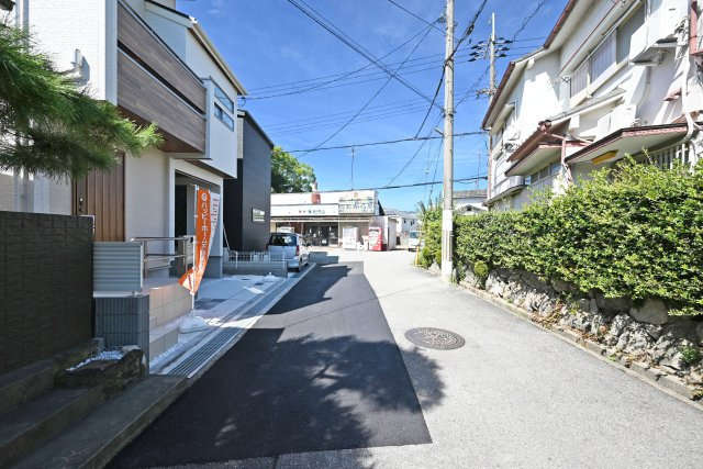 ブルーミングガーデン安倉中4丁目新築一戸建て│3LDK+駐車1台可の前面道路含む現地写真|前面道路幅は北側に約5.9ｍで駐車の際も安心です。