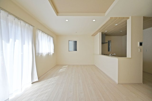 ブルーミングガーデン安倉中4丁目新築一戸建て│3LDK+駐車1台可の居間・リビング|「視覚的に立体的なLDK」を常に考慮した設計が目を惹きます。写真のような折上天井も部分的な配置にすることで空間の住み分けや飽きの来ない生活を実現させます。