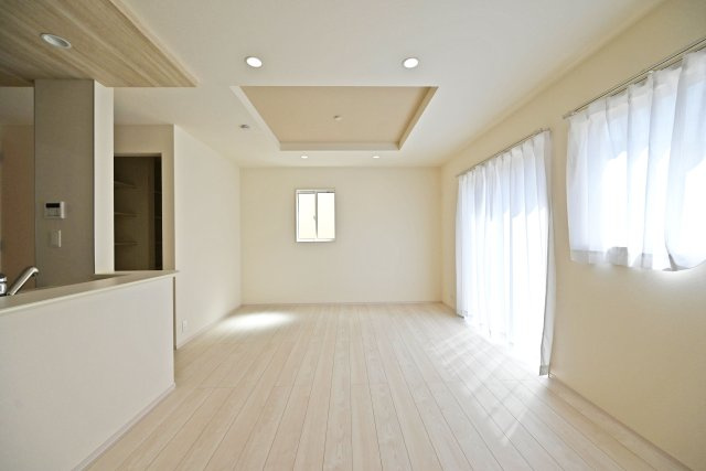 ブルーミングガーデン安倉中4丁目新築一戸建て│3LDK+駐車1台可の居間・リビング|対面式キッチンで家族同士のつながりを感じやすい設計を基調としています。折上天井やダウンライトを設けるなど、デザイン性を向上させた内観に仕上がりました。