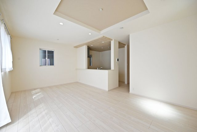 ブルーミングガーデン安倉中4丁目新築一戸建て│3LDK+駐車1台可の居間・リビング|LDKは17.5帖でダイニングテーブルやソファーを設置しても十分な広さとなっております！折上天井が採用されたLDKはとても華やかな空間となっております。