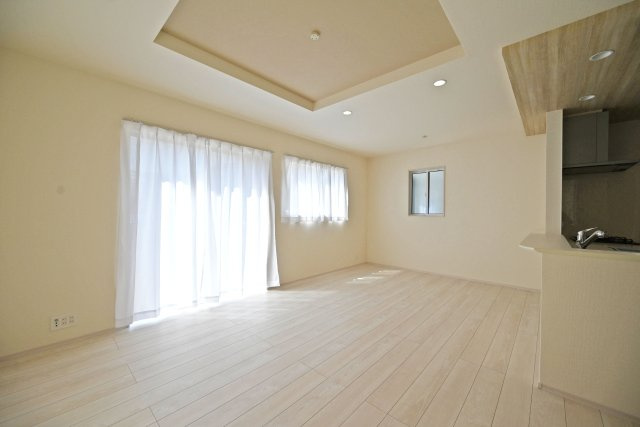 ブルーミングガーデン安倉中4丁目新築一戸建て│3LDK+駐車1台可の居間・リビング|1階LDKは17.5帖でゆとりある広さです。 インテリア配置に困らない間取り設計に加え、お子様のいる世帯に必要な部屋数を備えた物件です。