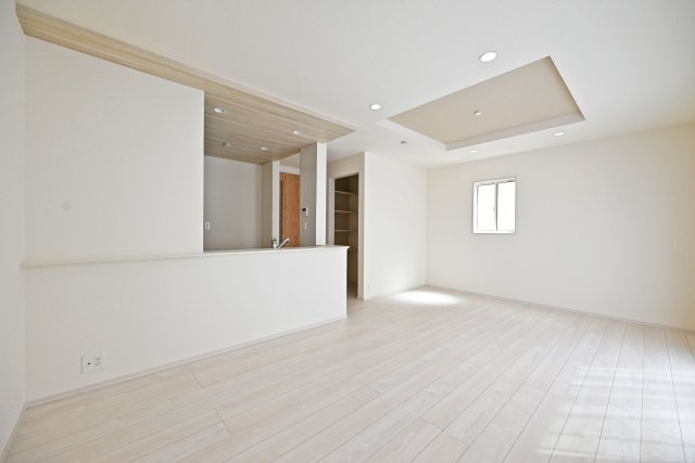 ブルーミングガーデン安倉中4丁目新築一戸建て│3LDK+駐車1台可の居間・リビング|1階LDKをダイニング側から撮影した内観写真です。インテリアに大きなサイズを選択しても動線を邪魔しない広々とした団らん空間です。