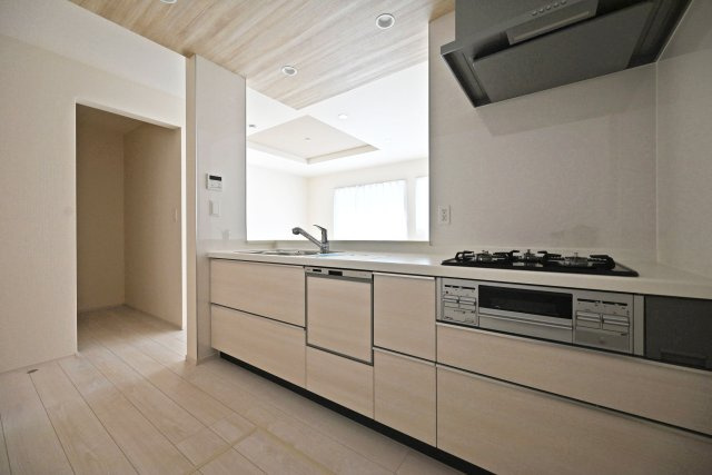 ブルーミングガーデン安倉中4丁目新築一戸建て│3LDK+駐車1台可のキッチン|1階キッチン奥側から撮影した内観写真です。浄水器一体型水栓、食器洗い乾燥機などの充実した設備内容です。