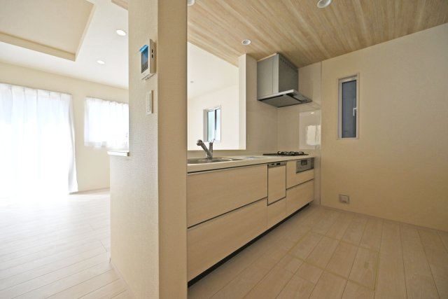 ブルーミングガーデン安倉中4丁目新築一戸建て│3LDK+駐車1台可のキッチン|1階キッチンユニット越しに撮影した内観写真です。対面式キッチンを採用しているため視界は広く、ご家族間やご来訪者とのコミュニケーションも一体的に取り易くなっております。